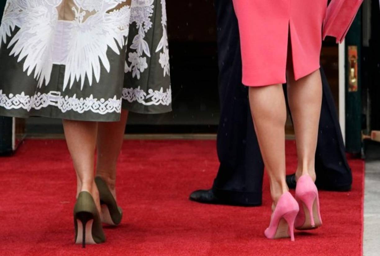 Tanto la ex modelo como la reina española combinaron sus atuendos con sus tradicionales stilettos.