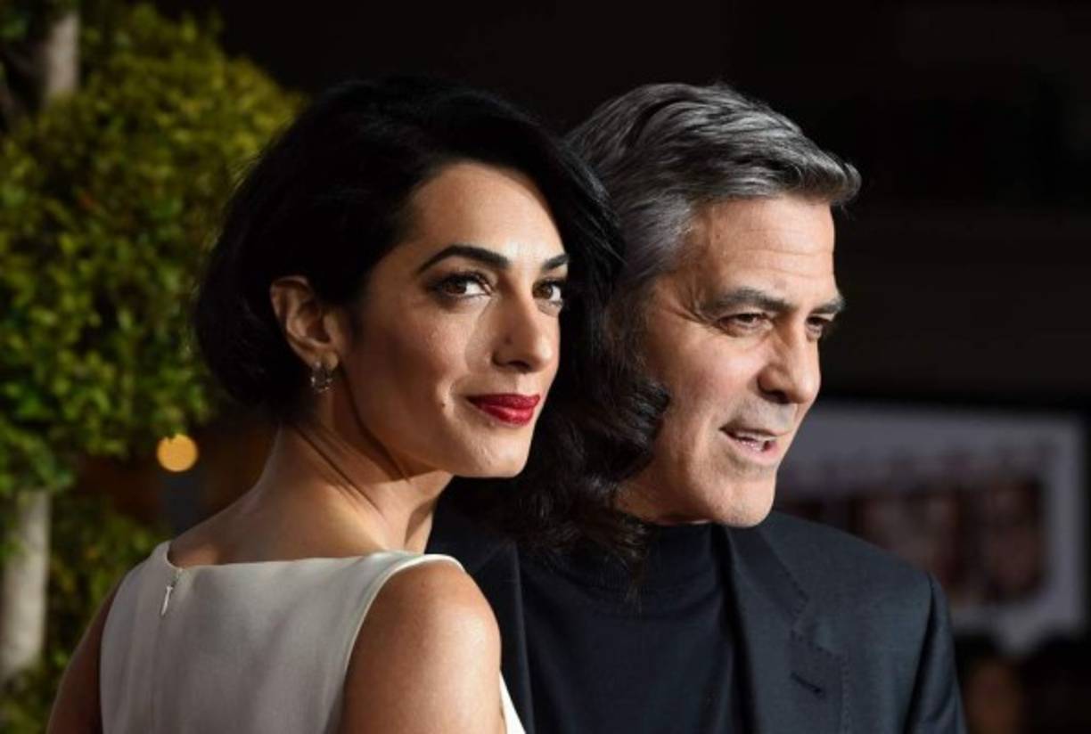 George y Amal Clooney dieron la bienvenida a sus gemelos, Ella y Alexander, en la mañana del martes en Londres, anunció el publicista del actor. 'Esta mañana Amal y George dieron la bienvenida a la vida a Ella y Alexander Clooney', dijo Stan Rosenfeld en nombre de la pareja. 'Ella, Alexander y Amal están todos sanos, felices y muy bien'. 'George está sedado y debería recuperarse en pocos días'.