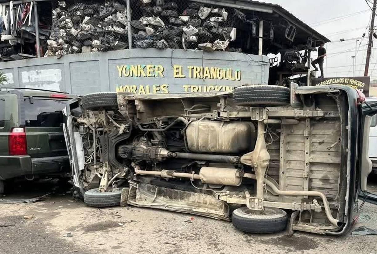 El percance vial involucró a un turismo y un microbús de la Ruta 2. 