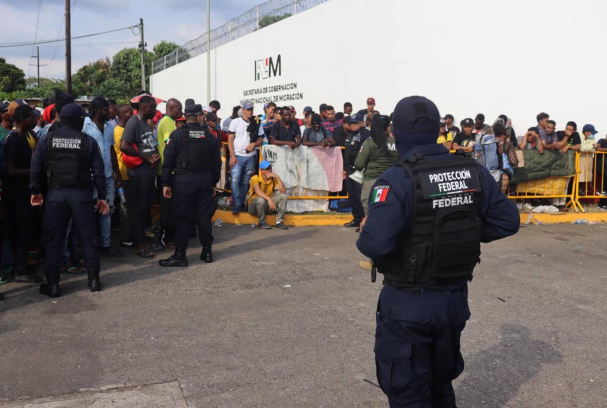 Miles de migrantes levantan un campamento improvisado en la frontera sur de México