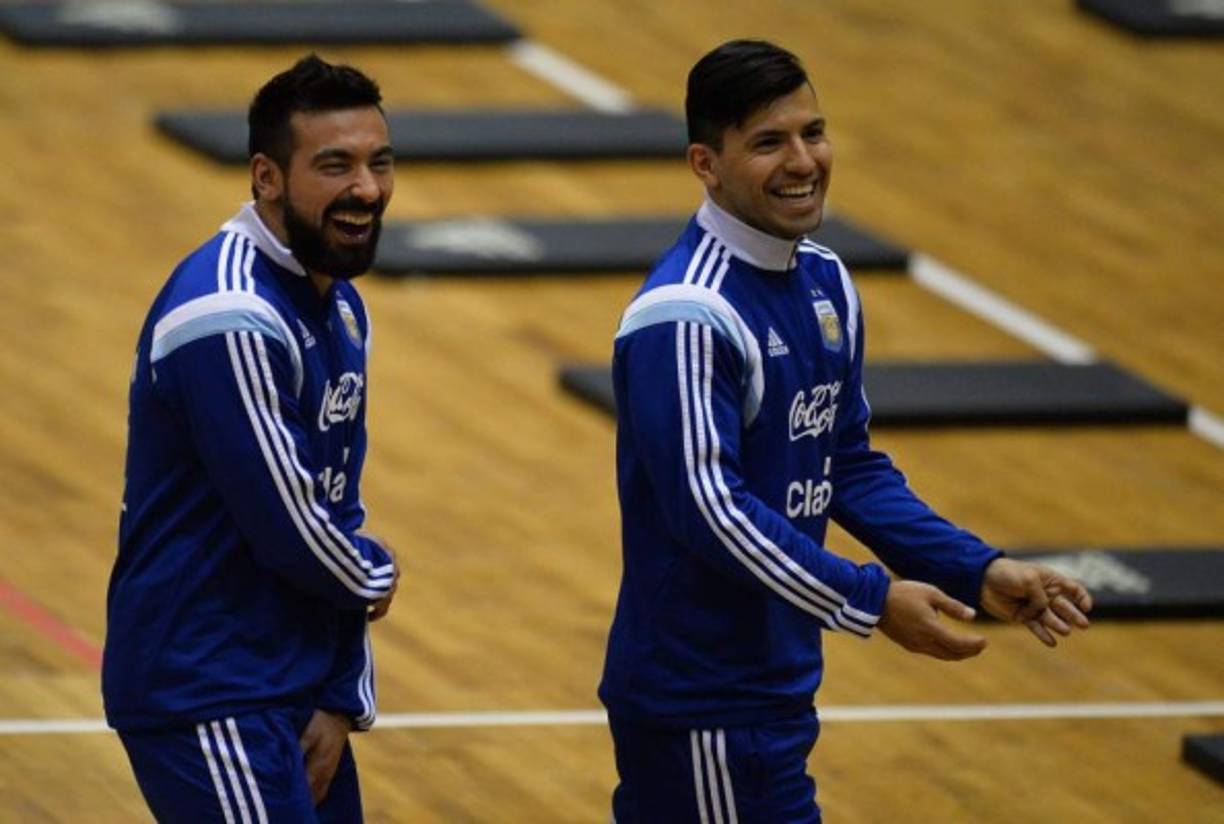 Los jugadores argentinos 'Kun' Agüero, y el Pocho Lavezzi son los dos jugadores que la chica ha mencionado que está dispuesta hasta pagarle por que tengan sexo con ella.