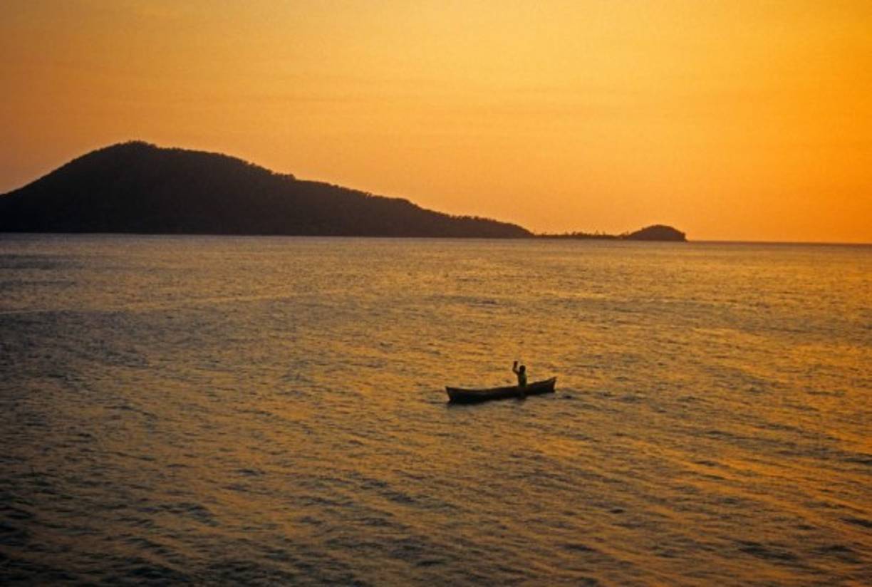 Espectacular atardecer en Cayos Cochinos. Gracias a su belleza, este destino turístico hondureño es el destino favorito para la grabación de realitys de España e Italia.