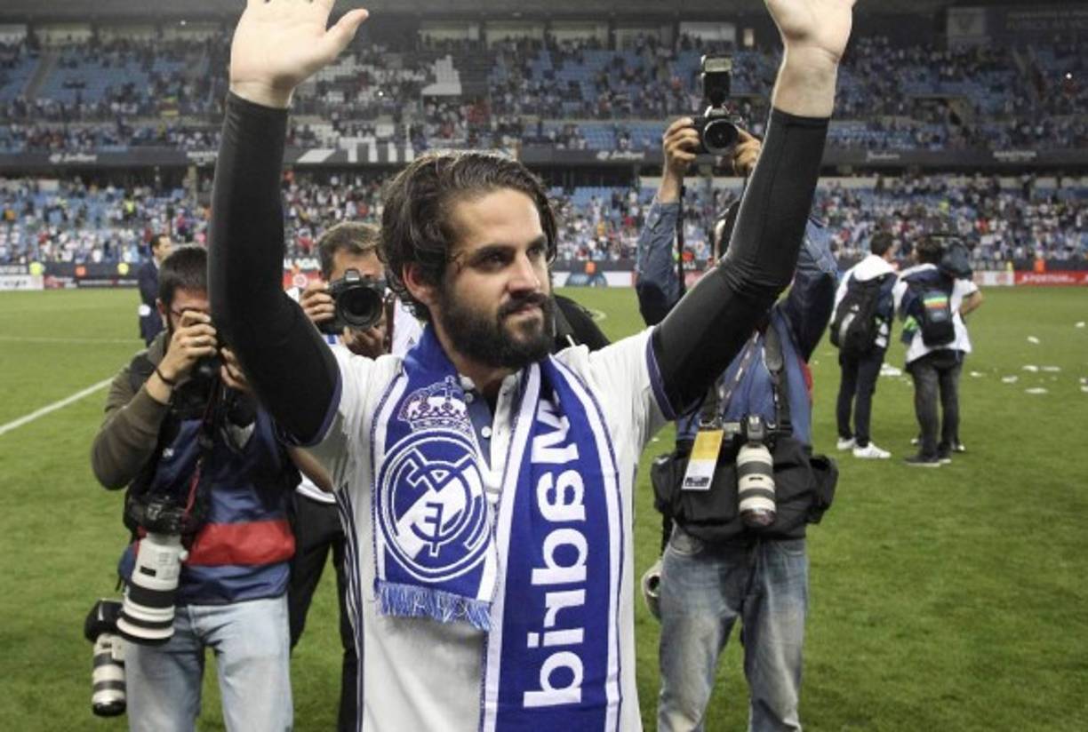 Real Madrid's Spanish midfielder Isco celebrates his team's opening goal during the UEFA Champions League group G football match between Real Madrid CF and AS Roma at the Santiago Bernabeu stadium in Madrid on September 19, 2018. / AFP PHOTO / OSCAR DEL POZO