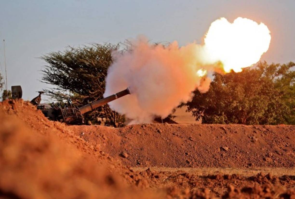 Israeli soldiers fire a 155mm self-propelled howitzer towards the Gaza Strip from their position along the border with the Palestinian enclave, on May 17, 2021. (Photo by EMMANUEL DUNAND / AFP)