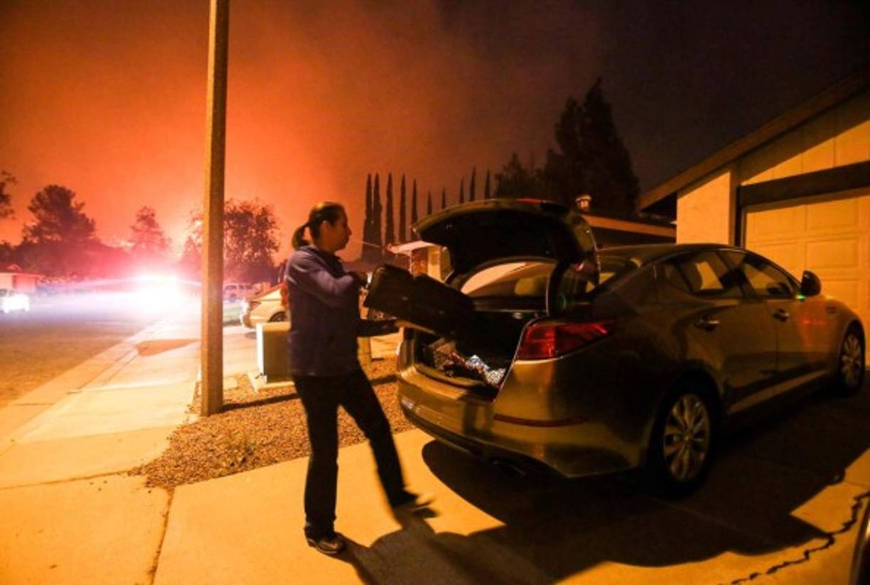 Una persona murió cuando 'su carro volcó' mientras huía del fuego, señaló Lorenzen. Otros miles de personas han evacuado sus hogares por el rápido avance del fuego.
