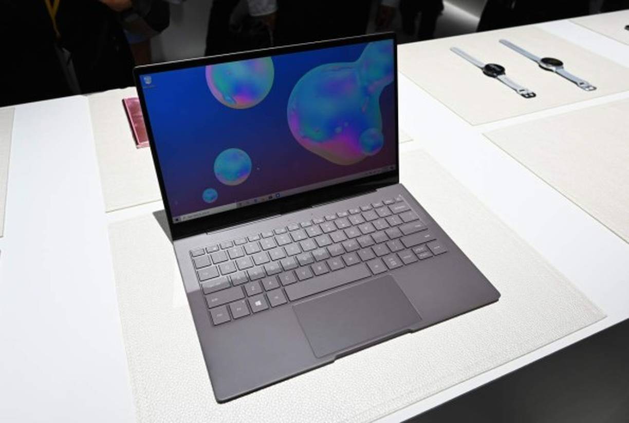 El Note 10 Plus tiene más capacidad y potencia que el Note 10, pero ambos prescinden de la tradicional clavija para auriculares y tienen sensores de huella dactilar, tres cámaras en la parte posterior y se recargan de manera inalámbrica .