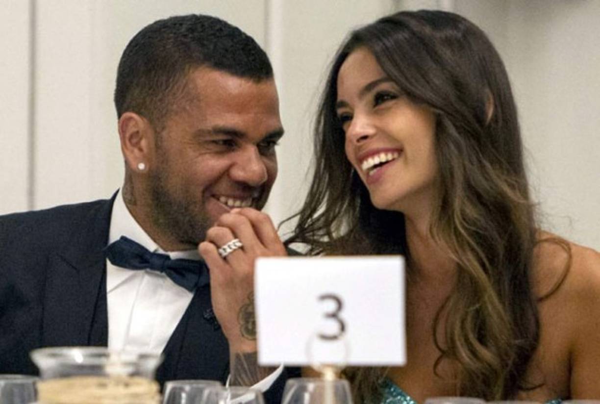 Daniel Alves junto a su novia Joana Sanz.