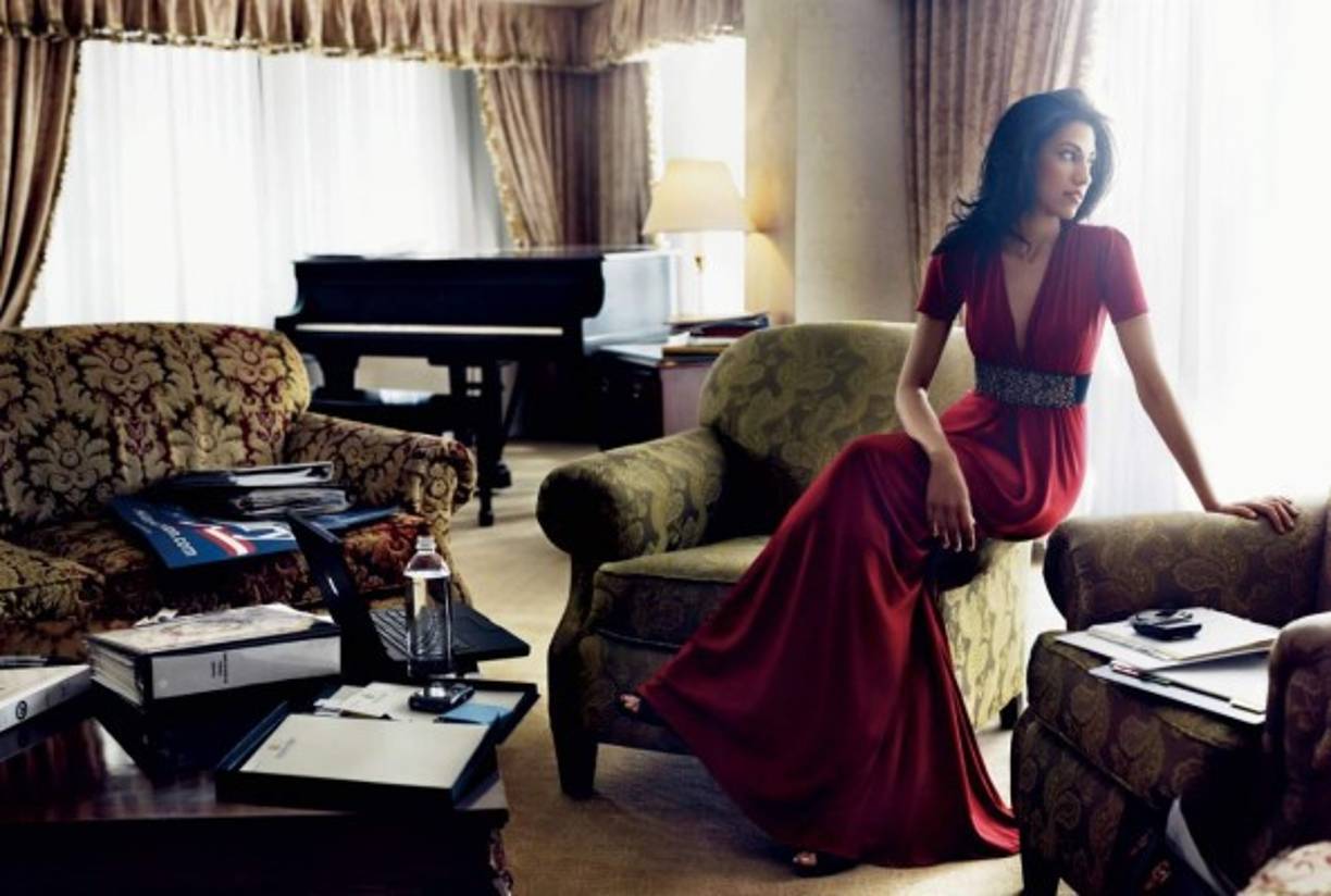 La cercanía entre las dos mujeres ha alimentado las especulaciones y ha convertido a Abedin en uno de los objetivos favoritos de los republicanos, que la acusan de ser una espía de Arabia Saudí por haberse criado en ese país a pesar de que nació en la ciudad de Kalamazoo, en el estado de Michigan.