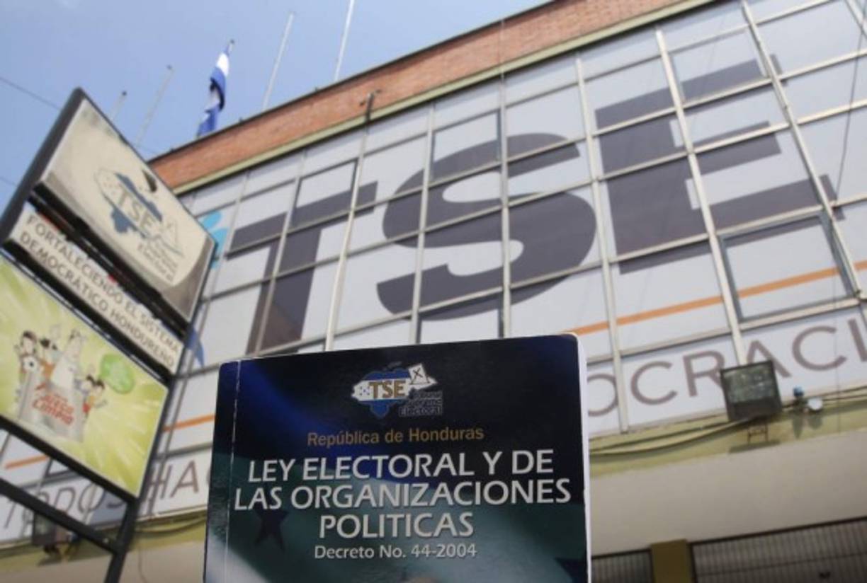 Quejas<br/><br/>La nueva queja de la Oposición contra el TSE se llama Carlos Romero. El funcionario del RNP está asignado al TSE mientras duran las elecciones.