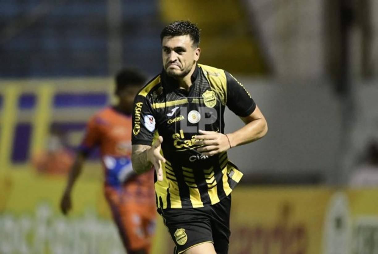 El delantero argentino corriendo a celebrar su golazo. Le hizo un doblete a los Lobos.