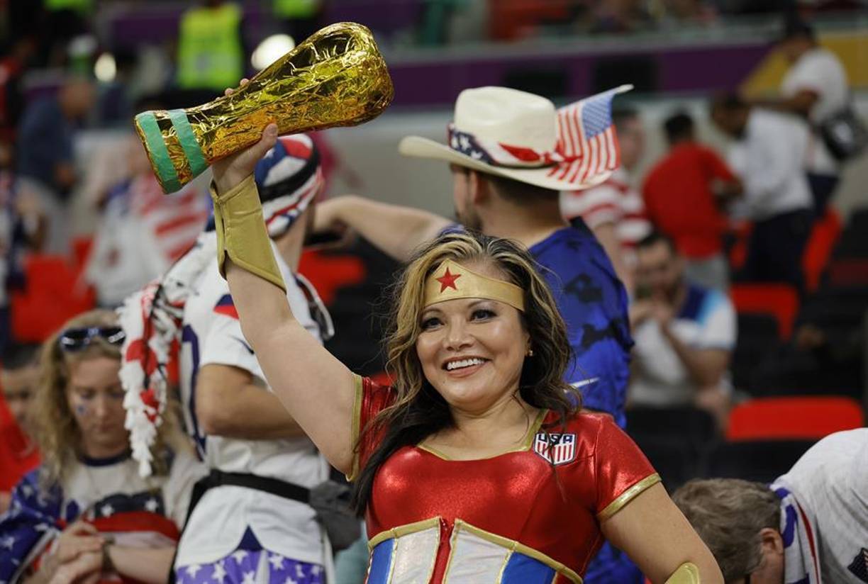 Una aficionada estadounidense con un disfraz representativo en Estados Unidos.