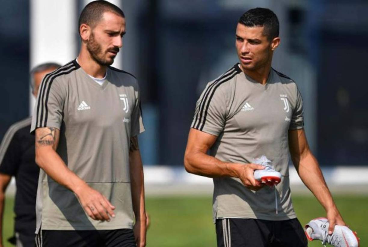 Mientras Cristiano Ronaldo y Bonucci practicaban unos pases contra el dúo Cybala-Costa, CR7 falló la recepción del esférico por parte de Douglas, lo cual inmediatamente fue celebrado por el equipo rival.