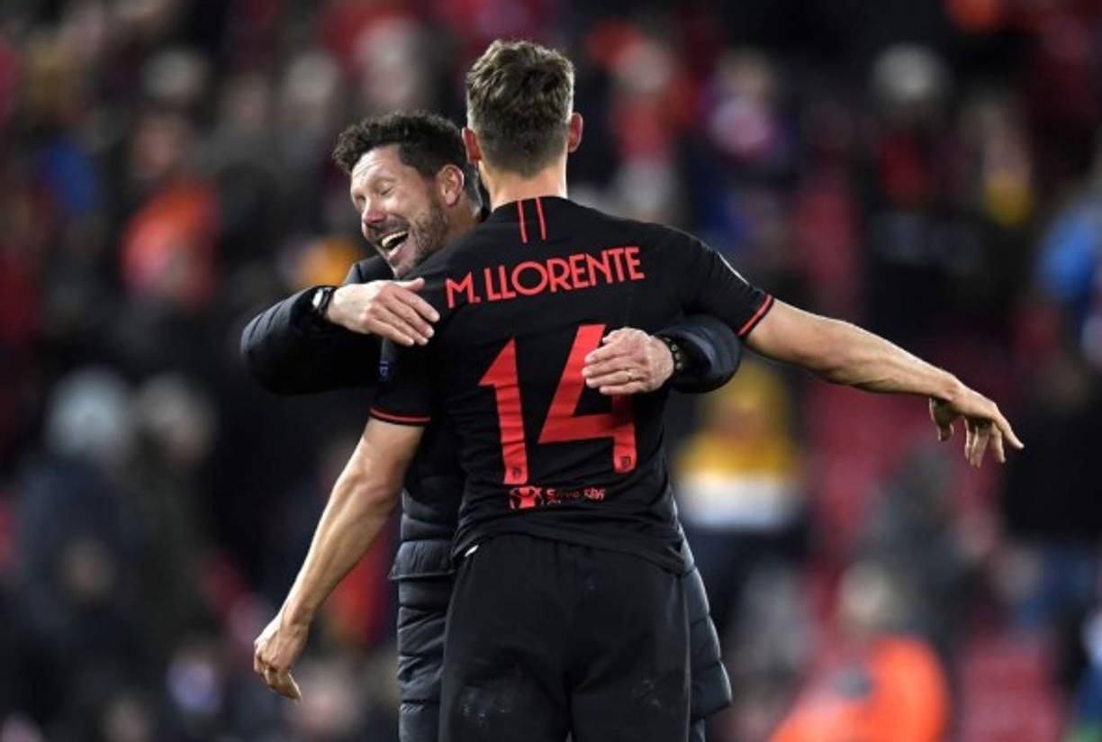 Simeone festejó al final con Marcos Llorente, anotador de un doblete en Anfield.