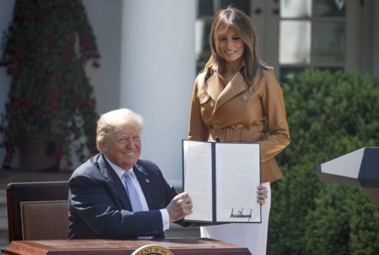 La pareja presidencial posó con la proclama que declará el 7 de mayo como el Día de 'Ser Mejor'.