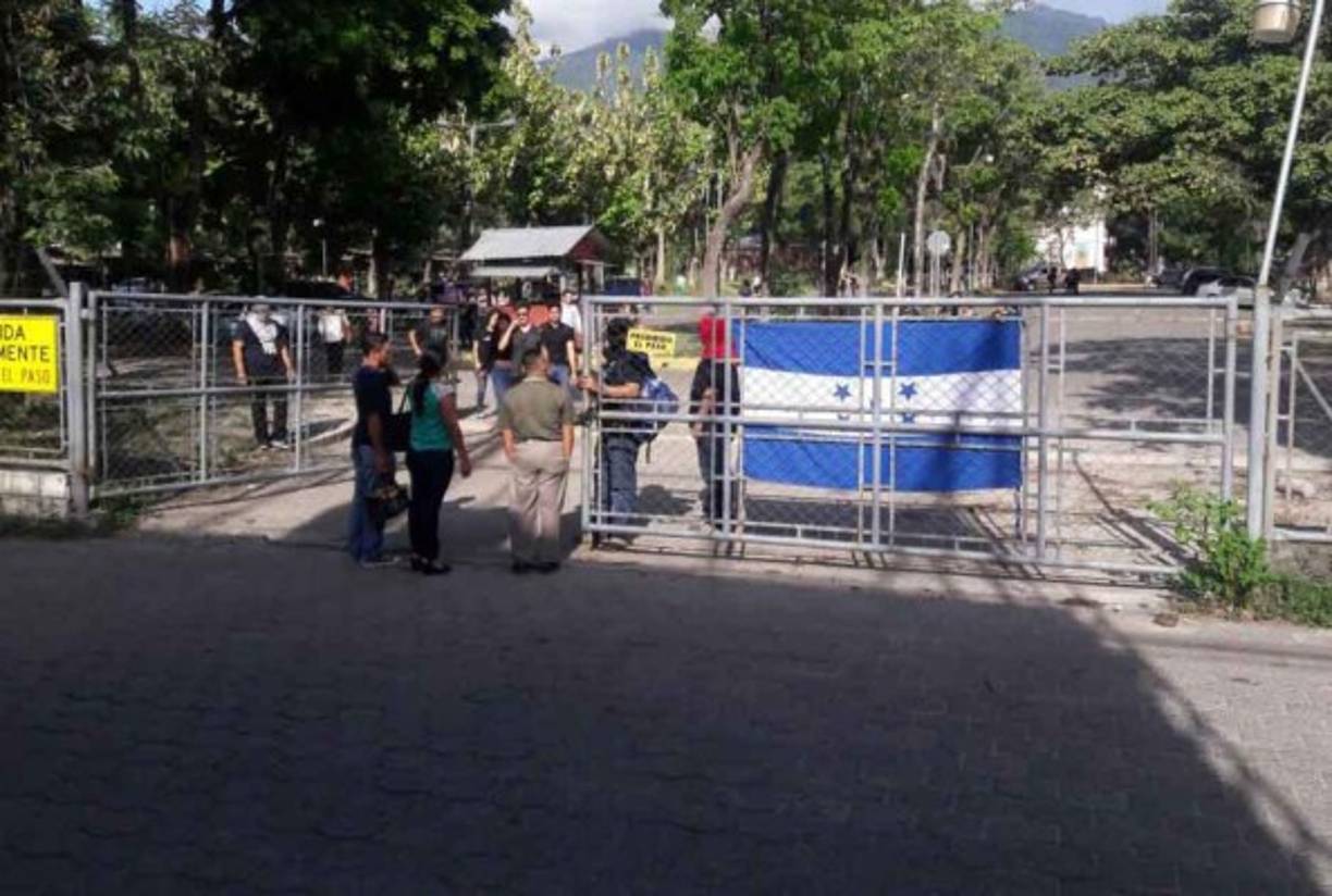 Los alumnos iniciaron el paro en demanda de la derogación de las normas que regulan las relaciones entre autoridades, docentes y alumnos, y redactar reglas nuevas en conjunto, además del retiro de demandas judiciales contra una docena de activistas del movimiento.