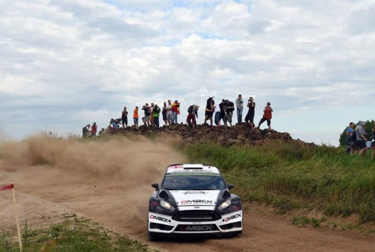 RALLY. Empolvados, pero todos encantados. El estonio Ott Tanak conduce su Ford Fiesta durante la etapa especial del Rally de Polonia en Chmielewo. El polvo que levantó al momento de la curva afectó a aficionados y reporteros.