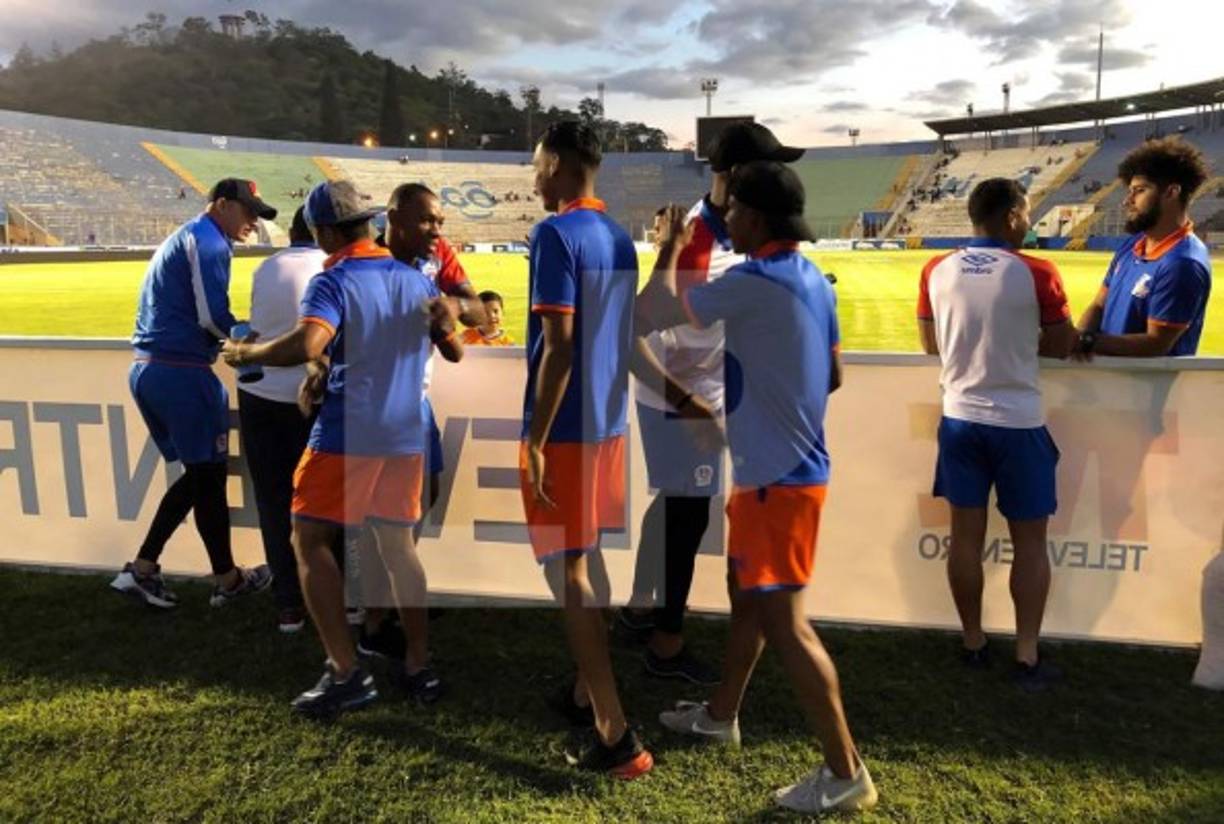 Jugadores de la UPN y Olimpia se saludan antes del partido.