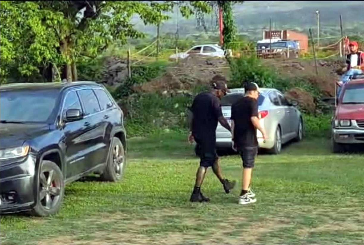 El ‘Romántico‘ también recibió insultos racistas de los enfurecidos aficionados y tuvo que ser resguardado por elementos de la Policía Nacional.