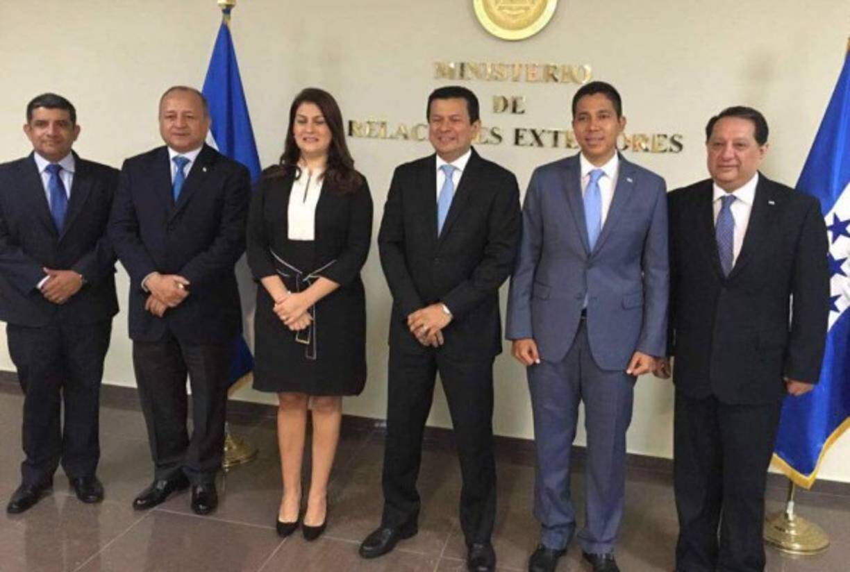 Una delegación oficial de Honduras viajó hoy a El Salvador para entregar la propuesta del Frente Trinacional Contra las Maras y Pandillas que impulsa el mandatario hondureño Juan Orlando Hernández para combatir este flagelo que atenta contra la paz en la región. La delegación, brindará detalles de su visita en el transcurso de este día, a su retorno a Tegucigalpa. La misión está conformada por el ministro de la Presidencia, Reinaldo Sánchez; la canciller, María Dolores Agüero; el titular de la Secretaria de Seguridad, Julián Pacheco; y el director de Inteligencia, Carlos Aldana.