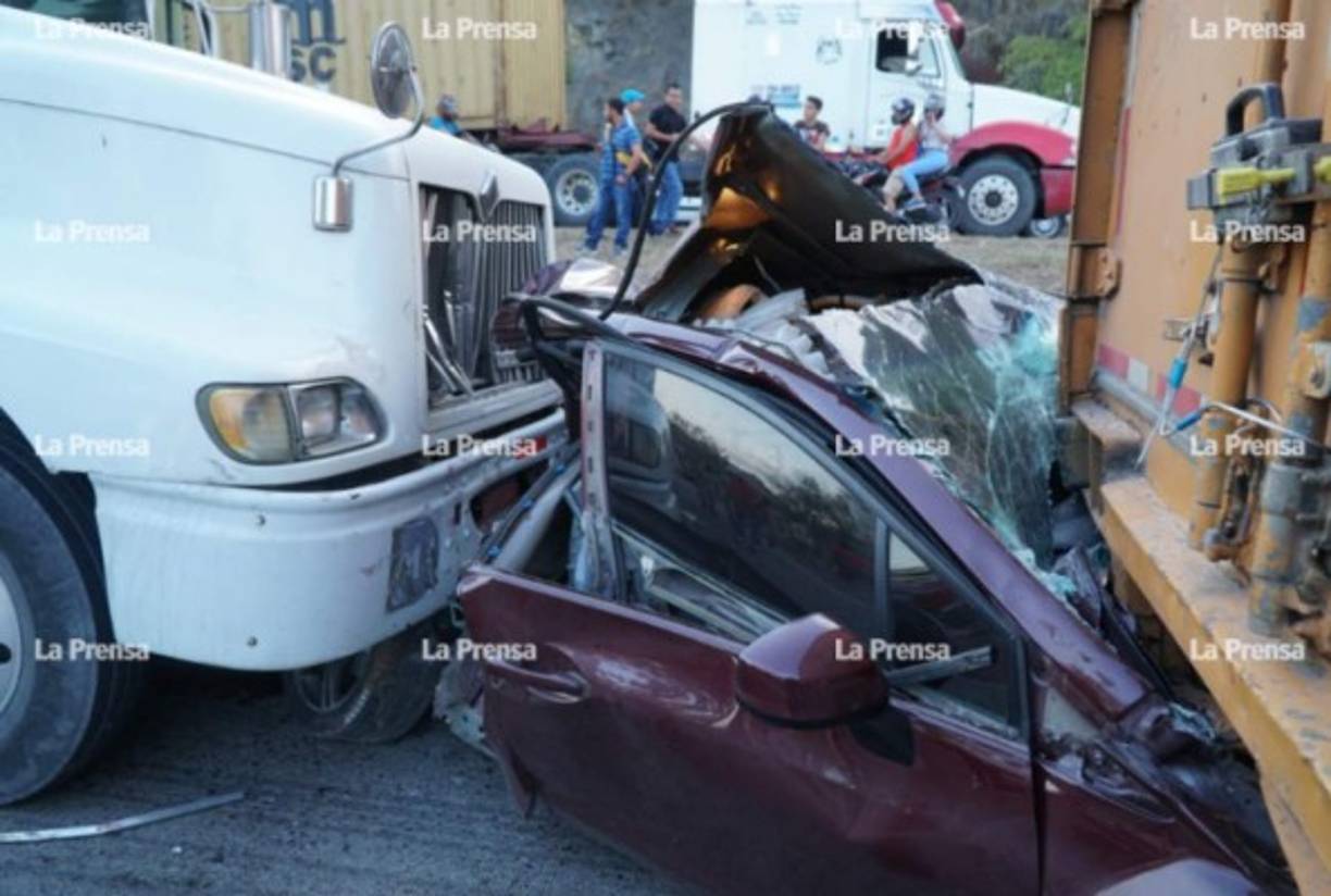El turismo quedó completamente destruido. Todavía se desconoce si hay más víctimas.
