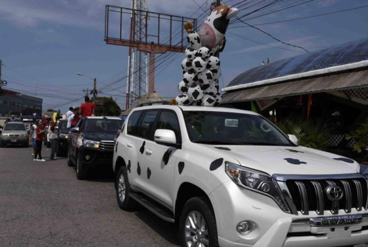 Hasta los carros se disfrazaron, contagiados del ambiente de carnaval.