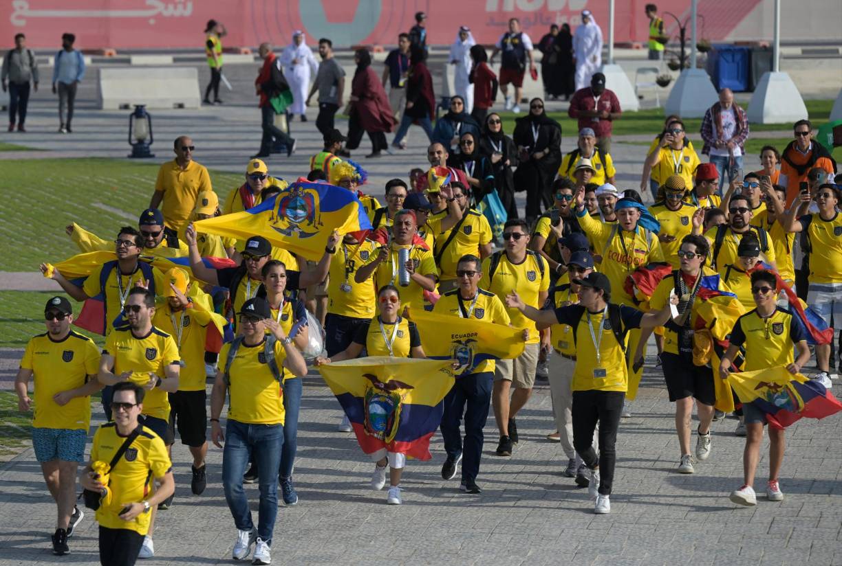 Un grupo de aficionados cantando y tocando música en las afueras del estadio Al Khor.