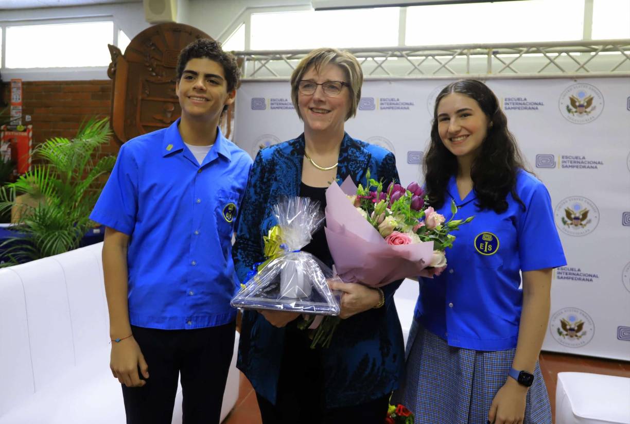 Los alumnos de la EIS brindaron un bonito detalle a Dogu al finalizar el conversatorio.