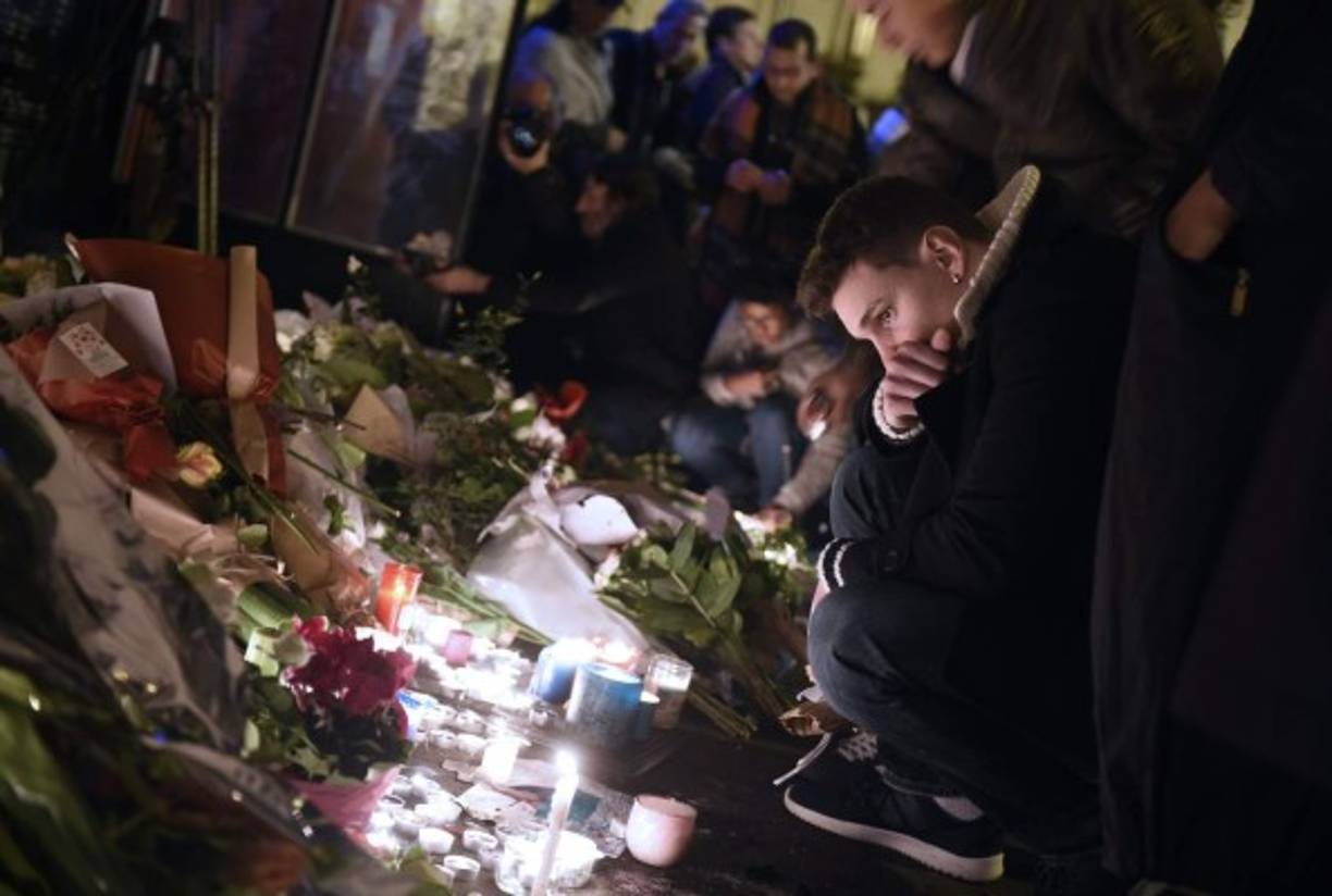 Los habitantes de París llevaron flores a la salida del teatro Bataclán, uno de los epicentros de los atentados que sacudieron a Francia y al mundo el viernes por la noche.