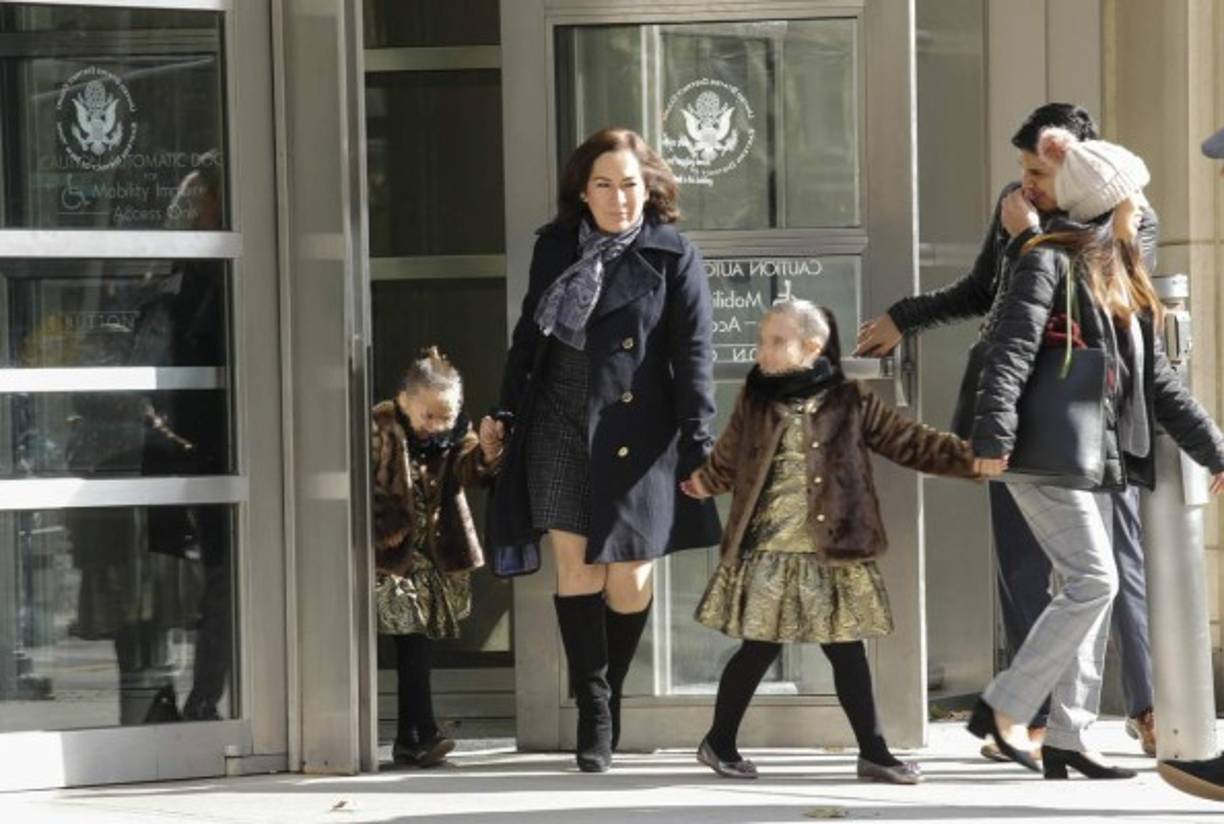 Tras la audiencia el abogado de Guzmán Loera, Eduardo Balarezo, confirmó que las gemelas visitaron a su padre en la cárcel el martes. Fue la segunda vez que se veían, y por el momento no hay ninguna otra visita familiar programada.