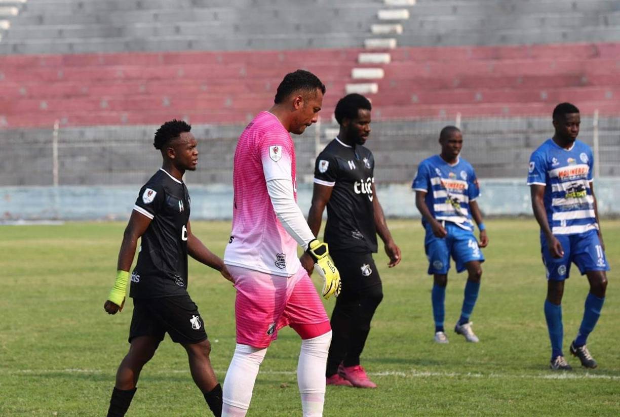 Jugadores del Victoria se fueron cabizbajos al vestuario al medio tiempo al estar abajo en el marcador ante Victoria.