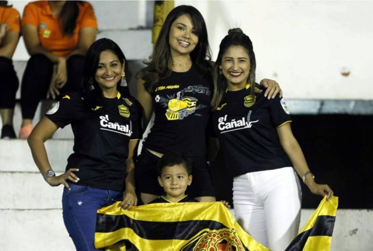 Estas aficionadas del Real España posando para el lente de Grupo OPSA junto a un pequeño hincha aurinegro.