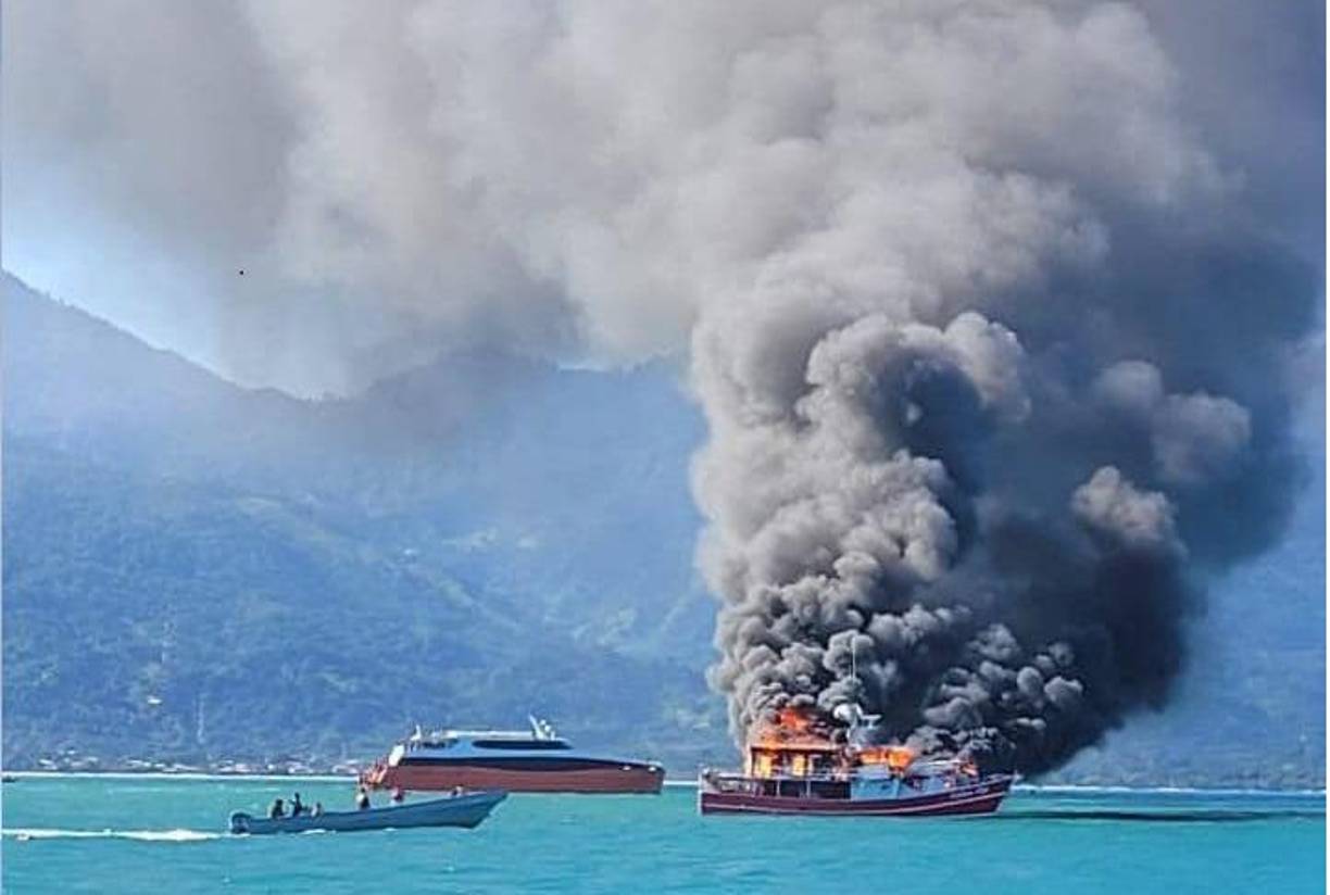 El Caribean Pride se incendió cuando se dirigía a los bancos de pesca en la mañana de este viernes 9 de febrero frente a las costas de La Ceiba, Atlántida. Iban unas 20 personas a bardo, entre mujeres y niños.