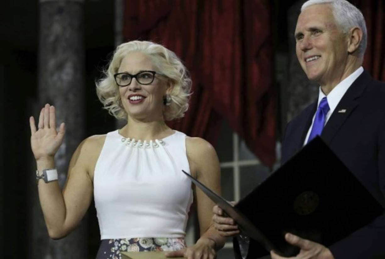 Un total de 127 mujeres -102 en la Cámara Baja y 25 en el Senado- ganaron sus batallas electorales en los comicios legislativos de noviembre pasado. En la imagen, la senadora de Arizona, Kirsten Sinema, es juramentada por el vicepresidente Mike Pence, en la ceremonia de este jueves.