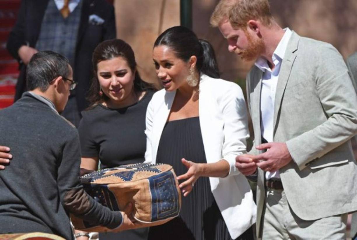 En cada ocasión, Harry saludaba 'a la marroquí', llevándose la mano al corazón tras estrechar la de su interlocutor e inclinando levemente la cabeza, un detalle que no pasó inadvertido.<br/><br/>El príncipe demostró durante su viaje un gran interés por las tradiciones marroquíes -como las que rodearon la ceremonia de la 'henna' de Meghan-, y no ha dejado de comer los dátiles que en cada momento le presentaban, mientras que Meghan, con su embarazo de siete meses, declinaba cortésmente cada ofrecimiento.