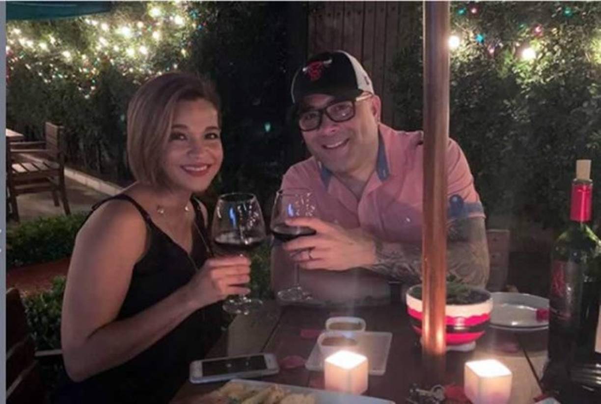 El presentador de televisión y locutor de radio Gustavo Vallecillo estará en la boda junto a su esposa.