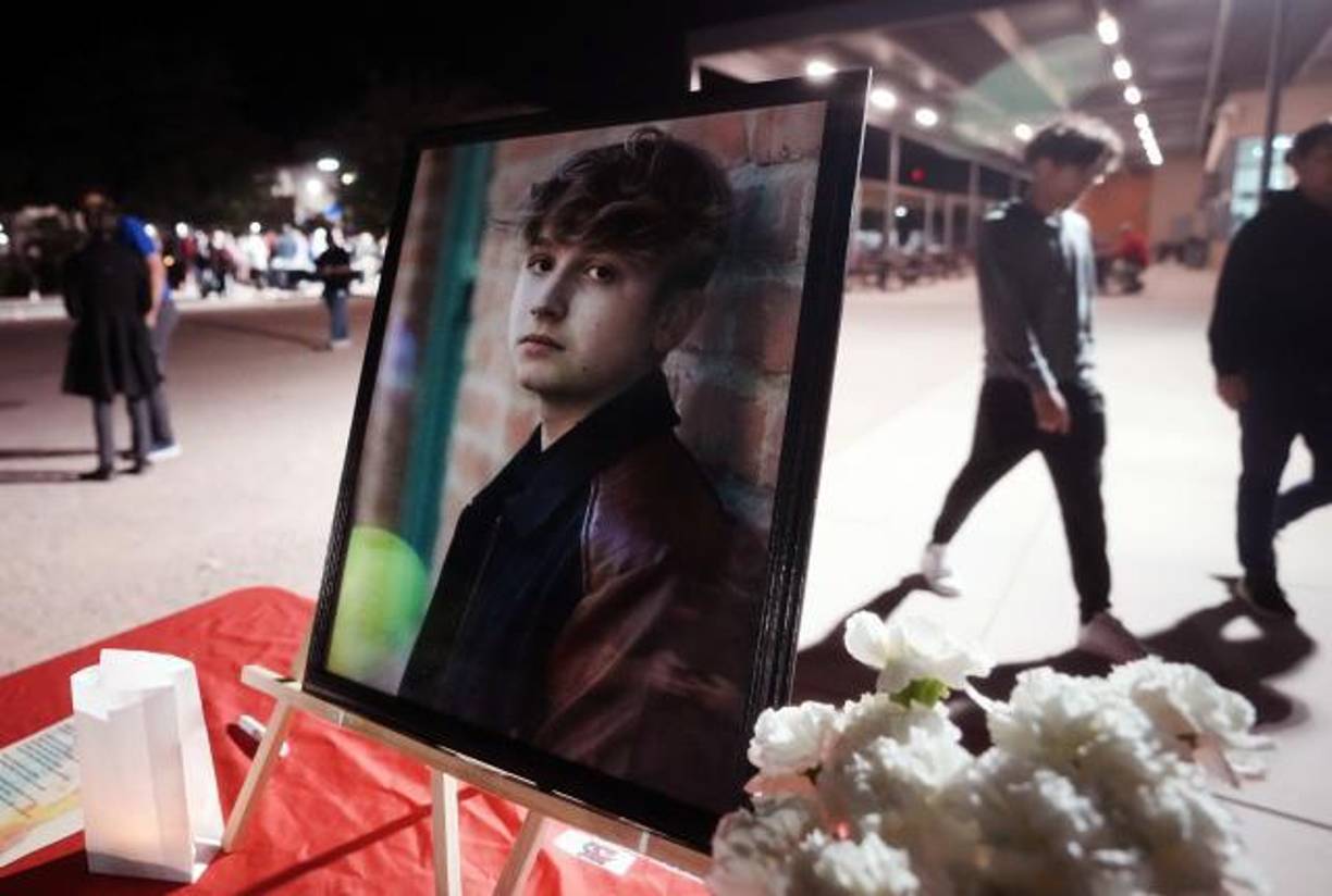 Para incentivar la colaboración, el FBI ofrece una recompensa de hasta $10,000 por información que conduzca a la identificación de los sospechosos de la agresión y a su posterior arresto.