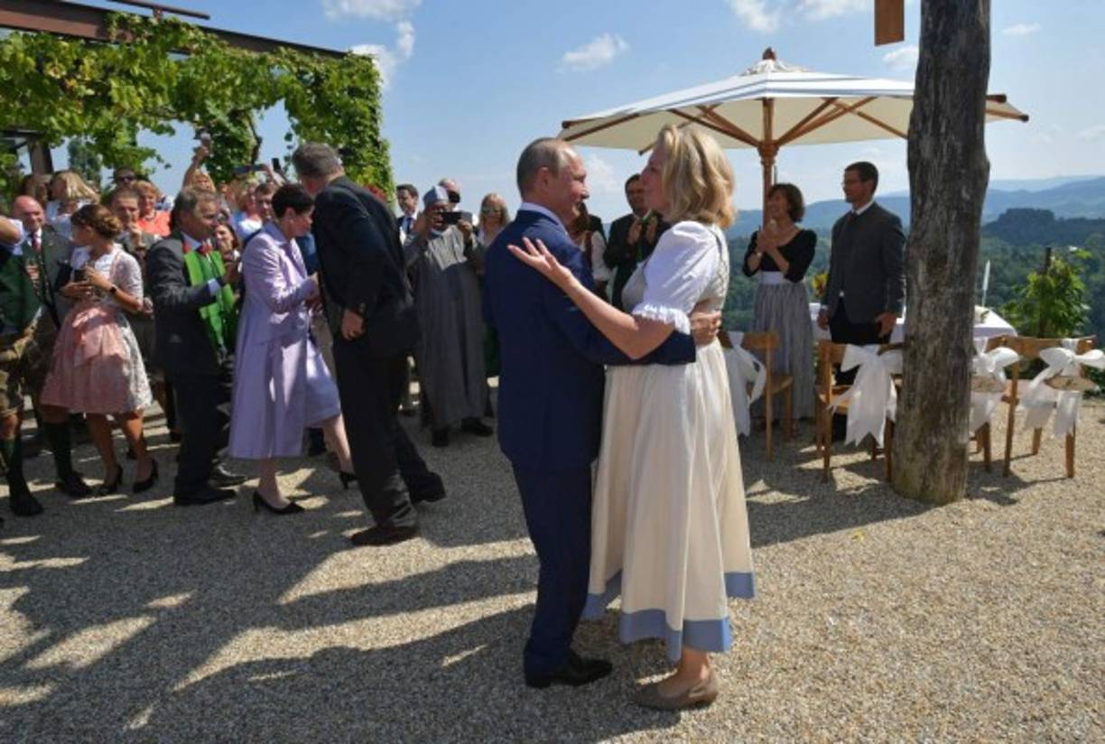 Además de Putin, entre el centenar de invitados que asistieron a la boda estuvo el canciller federal de Austria, Sebastian Kurz, el vicecanciller y líder del FPÖ, Heinz Christian Strache, y otros miembros del Gobierno de coalición integrado por populares y ultras.