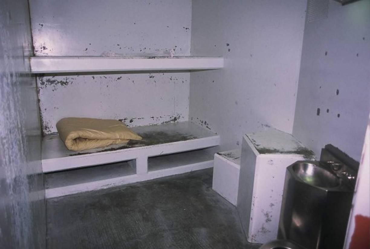 A los presos no se les permite ninguna llamada telefónica, rara vez se les permite recibir visitas del exterior y el único contacto que tienen con otros presos es gritando a través de una malla de acero.