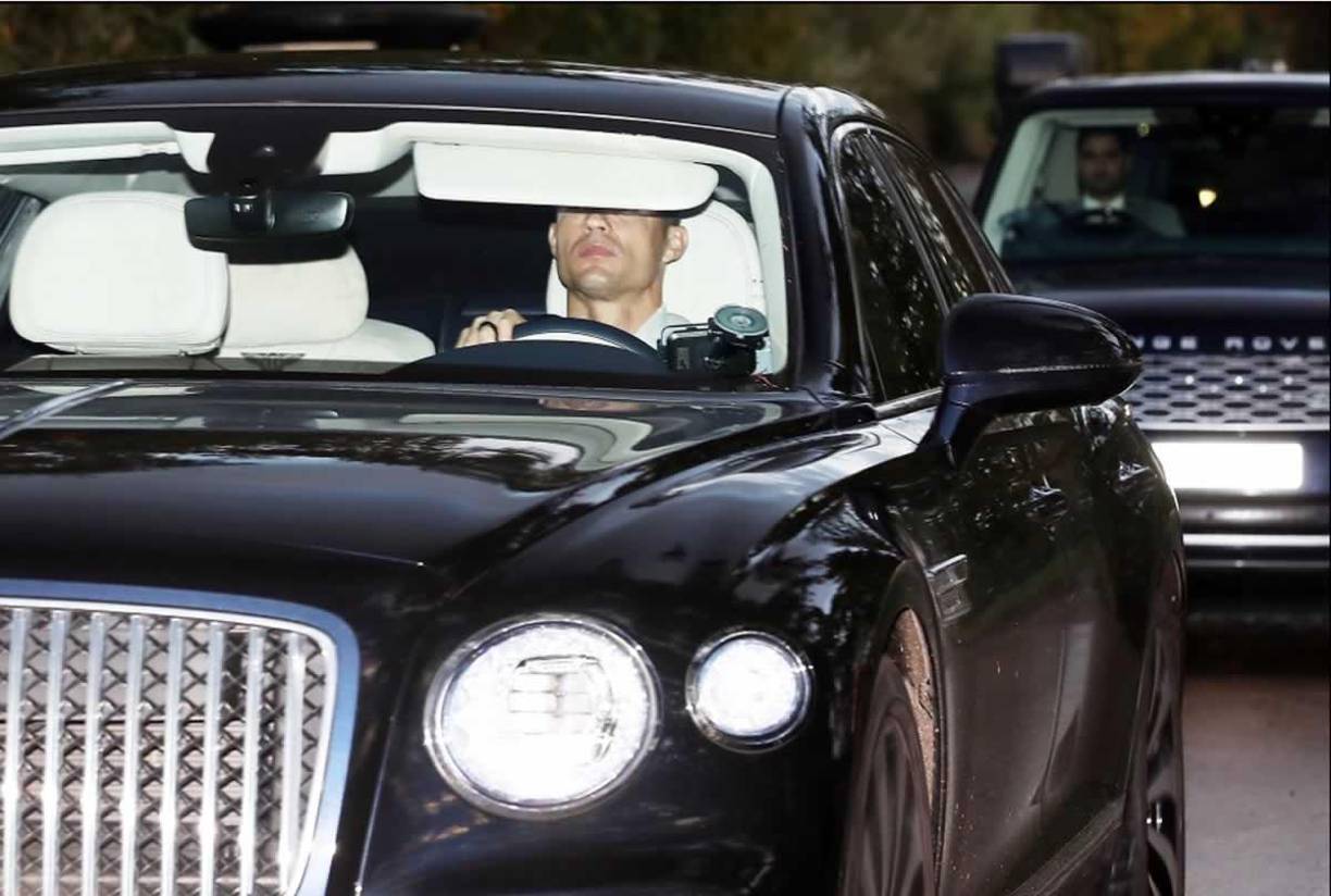 El enfado de Cristiano Ronaldo por su situación en el Manchester United se nota en su rostro serio.