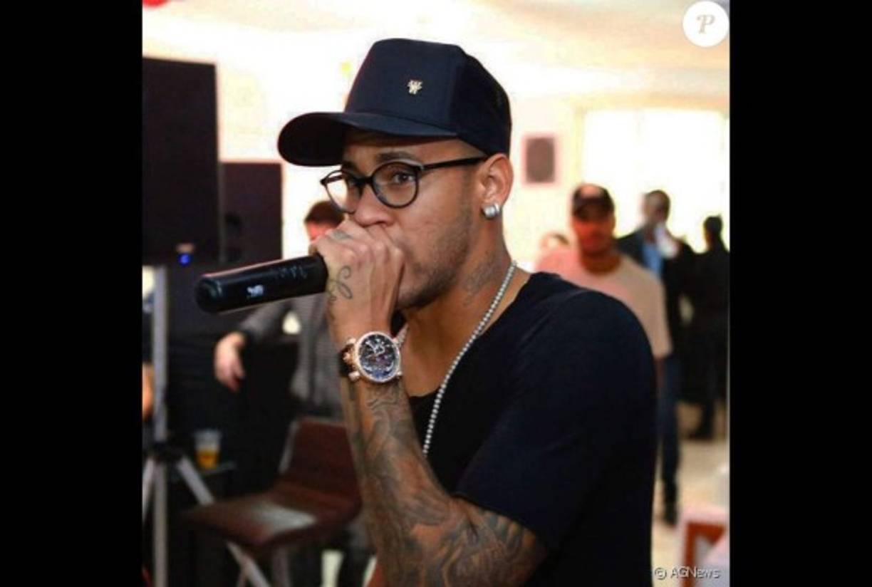 ​Al cuestionarle al jugador a qué le hubiera gustado dedicarse que no fuera el fútbol, Neymar contestó que sería músico.