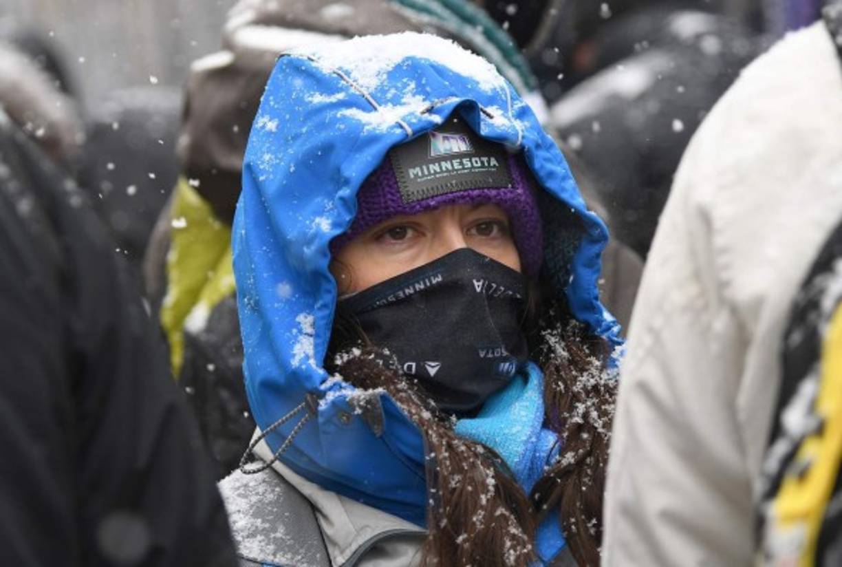 Desafiando al frío, los aficionados esperaban el momento del comienzo del gran juego en un estadio, que, por cierto, fue construido bajo techo.