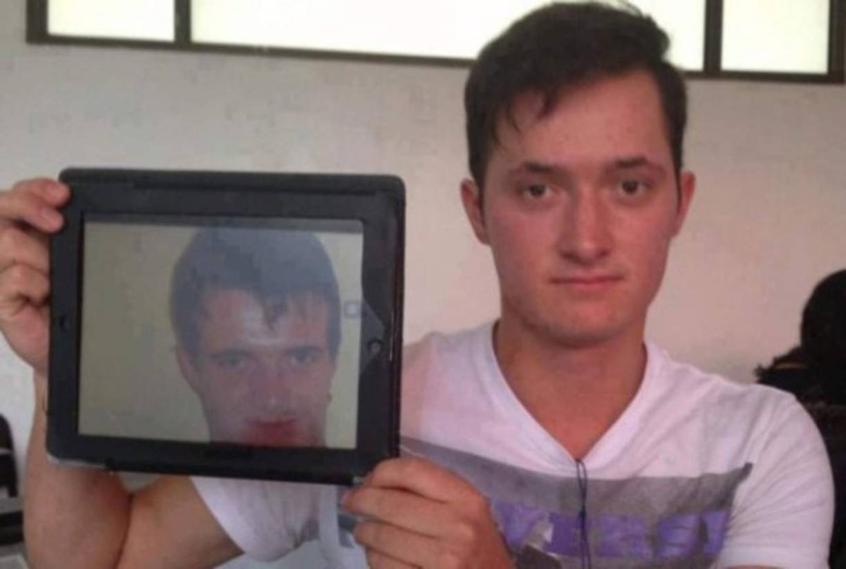 Stoner Guy es en realidad Connor Sinclair, un chico británico que actualmente lleva una vida normal, aunque para internet siempre será conocido como el chico fumado.