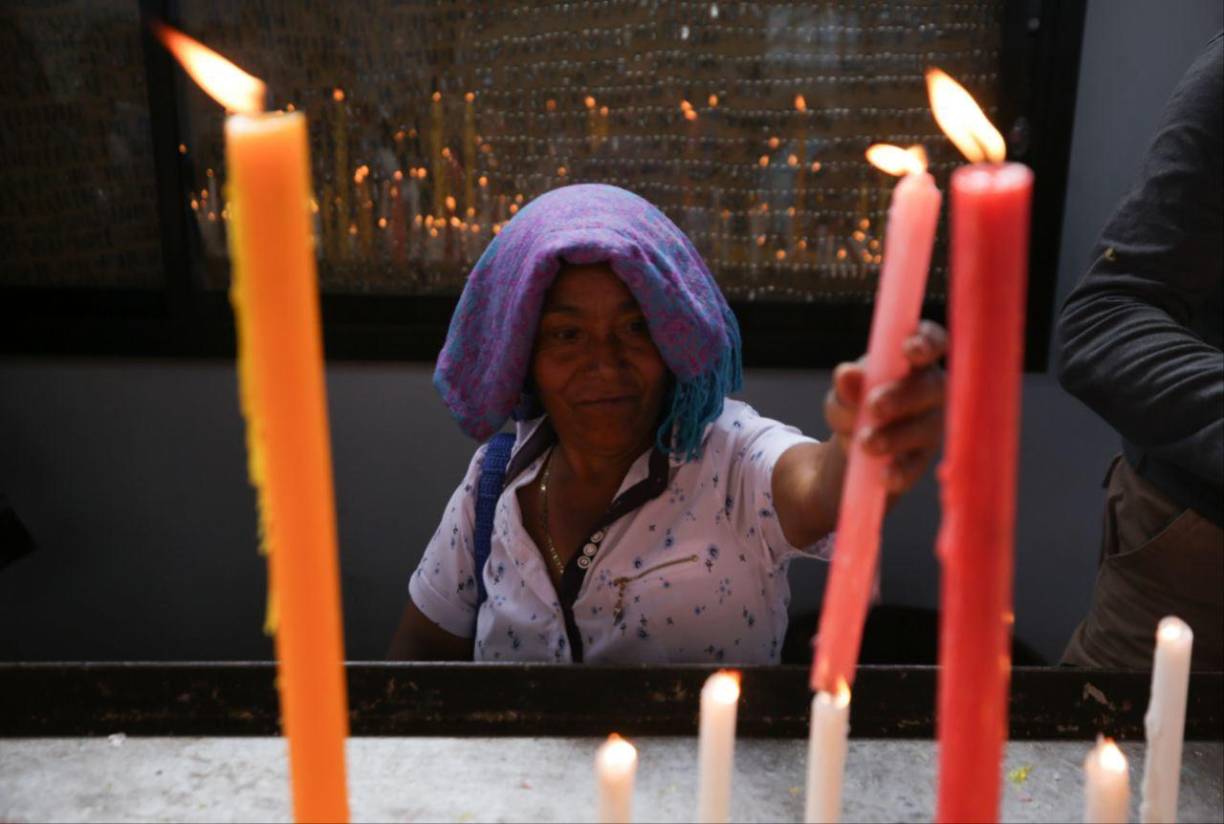 El Santuario de Suyapa se convierte cada año en un punto de encuentro para miles de creyentes. Algunos llegan caminando desde largas distancias, como muestra de fe y agradecimiento por los milagros recibidos.