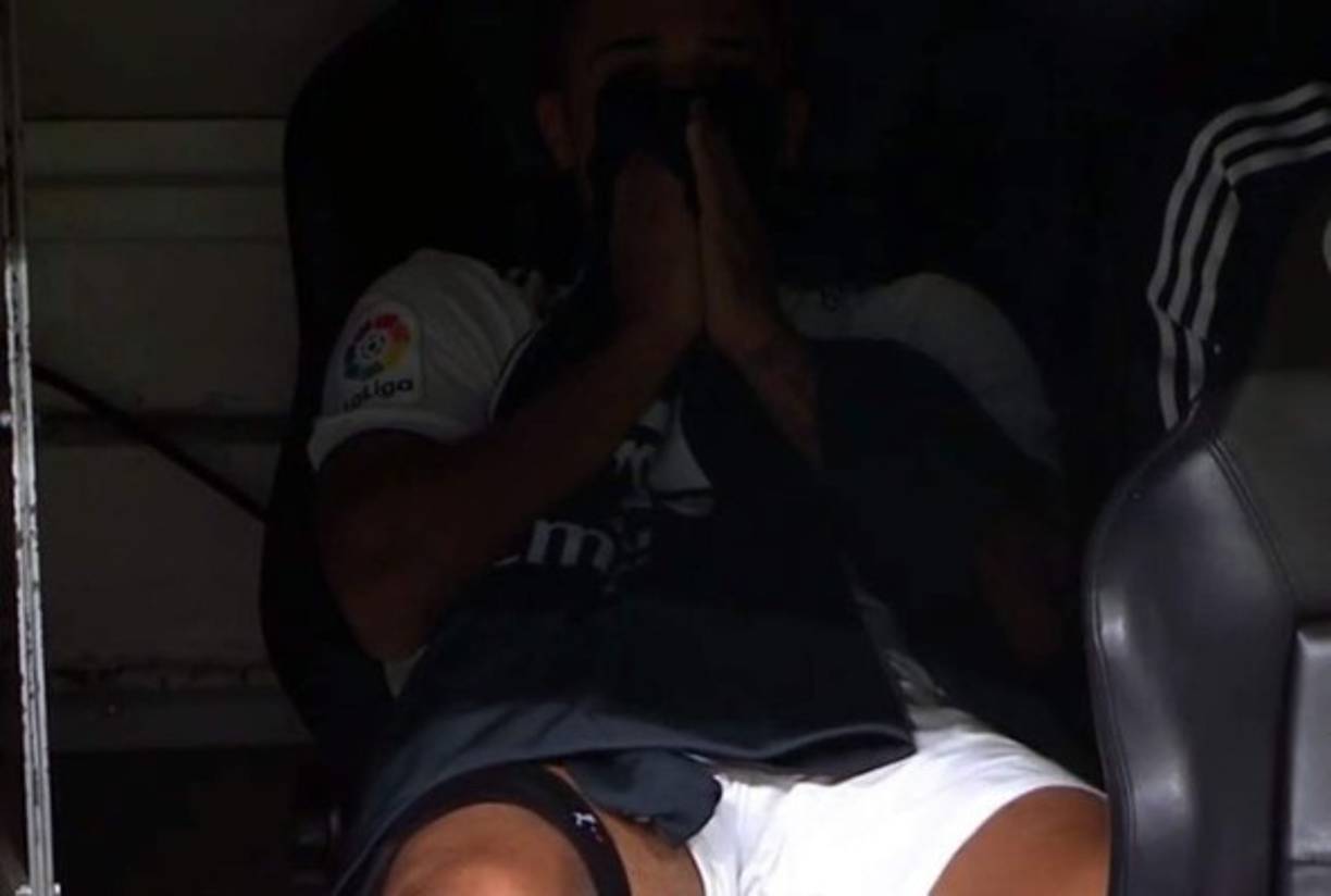 Mariano Díaz salió lesionado a 10 minutos del final del partido. Dejó el campo por unos problemas físicos en el muslo de su pierna derecha. Al delantero blanco se le vio desolado en el banquillo.
