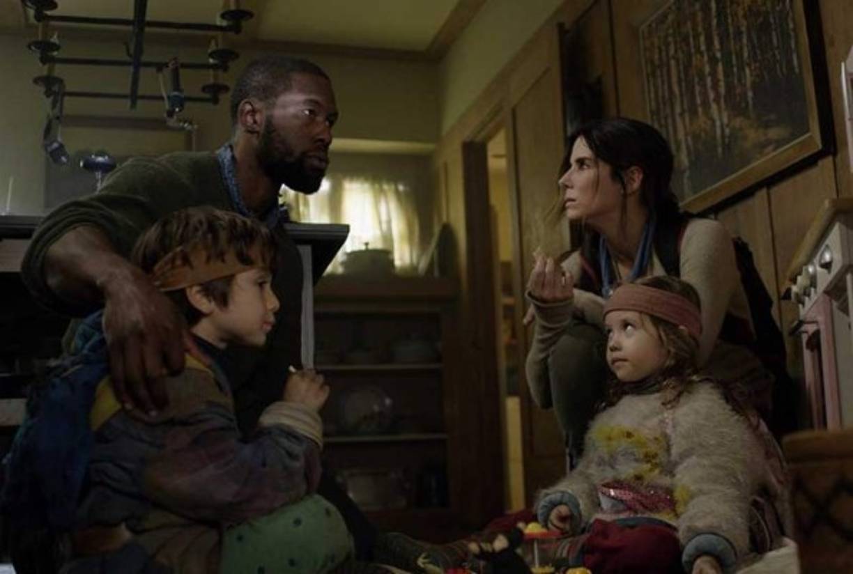 Plus- Bird Box<br/>Críticas- 6.8/10IMDb 65% Rotten Tomatoes<br/><br/>Sandra Bullock protagoniza la cinta apocalíptica que narra como una madre debe luchar para salvar a sus hijos después de que una fuerza misteriosa lleva a las personas al suicidio, la única forma de sobrevivir es andar a ciegas.<br/><br/>PD- La trama recuerda algo de El fin de los tiempos (2008) - puedes ver la cinta de Mark Wahlberg y Zooey Deschanel en miradetodo.net<br/>