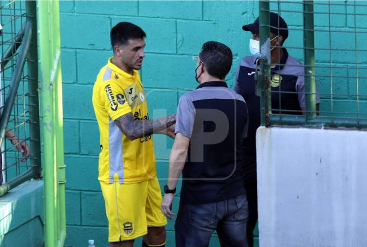 El gerente deportivo del Real España, Javier Delgado, felicitando a Ramiro Rocca por sus dos goles tras el juego.