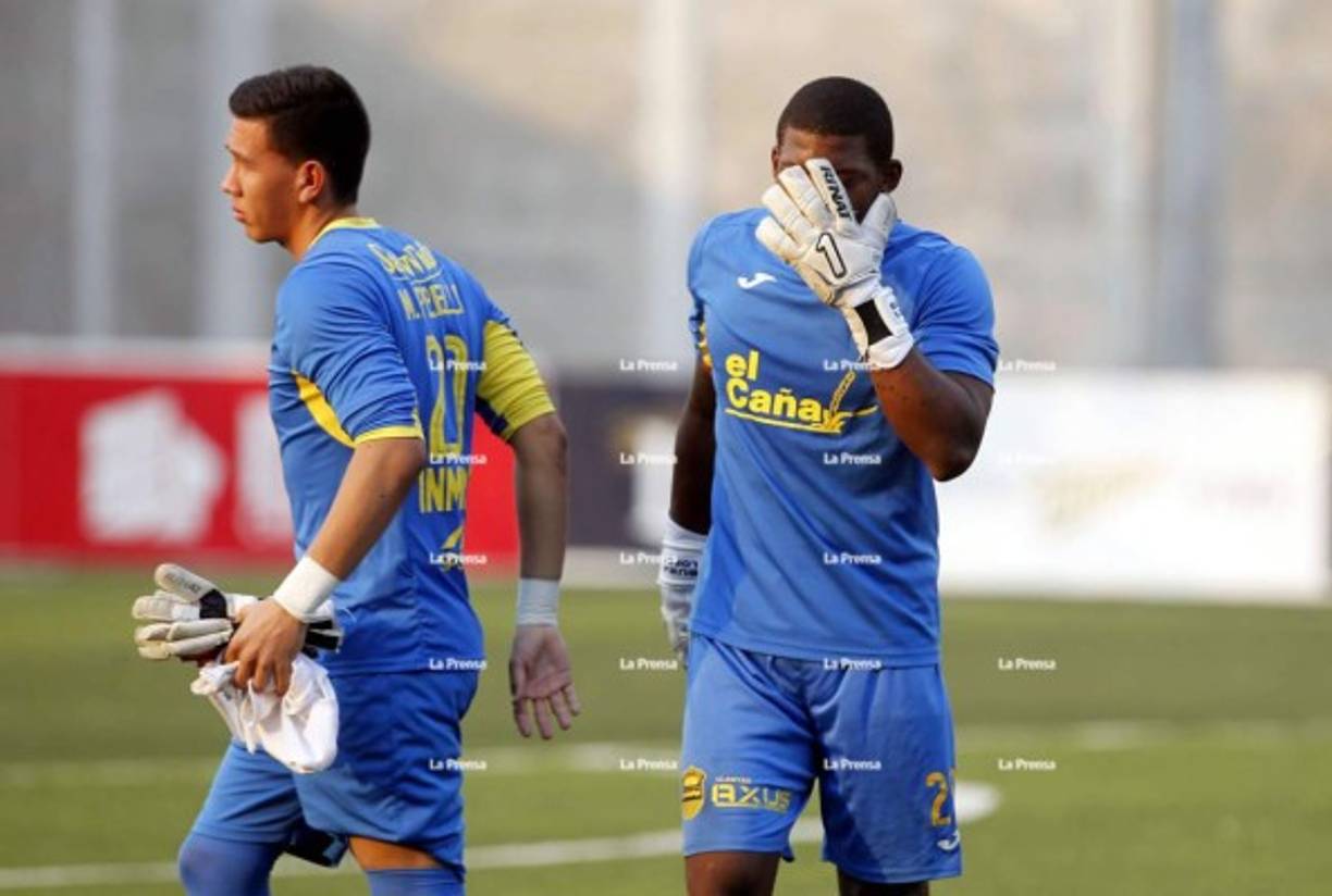 Luis 'Buba' López fue consolado por su compañero Michael Perelló.