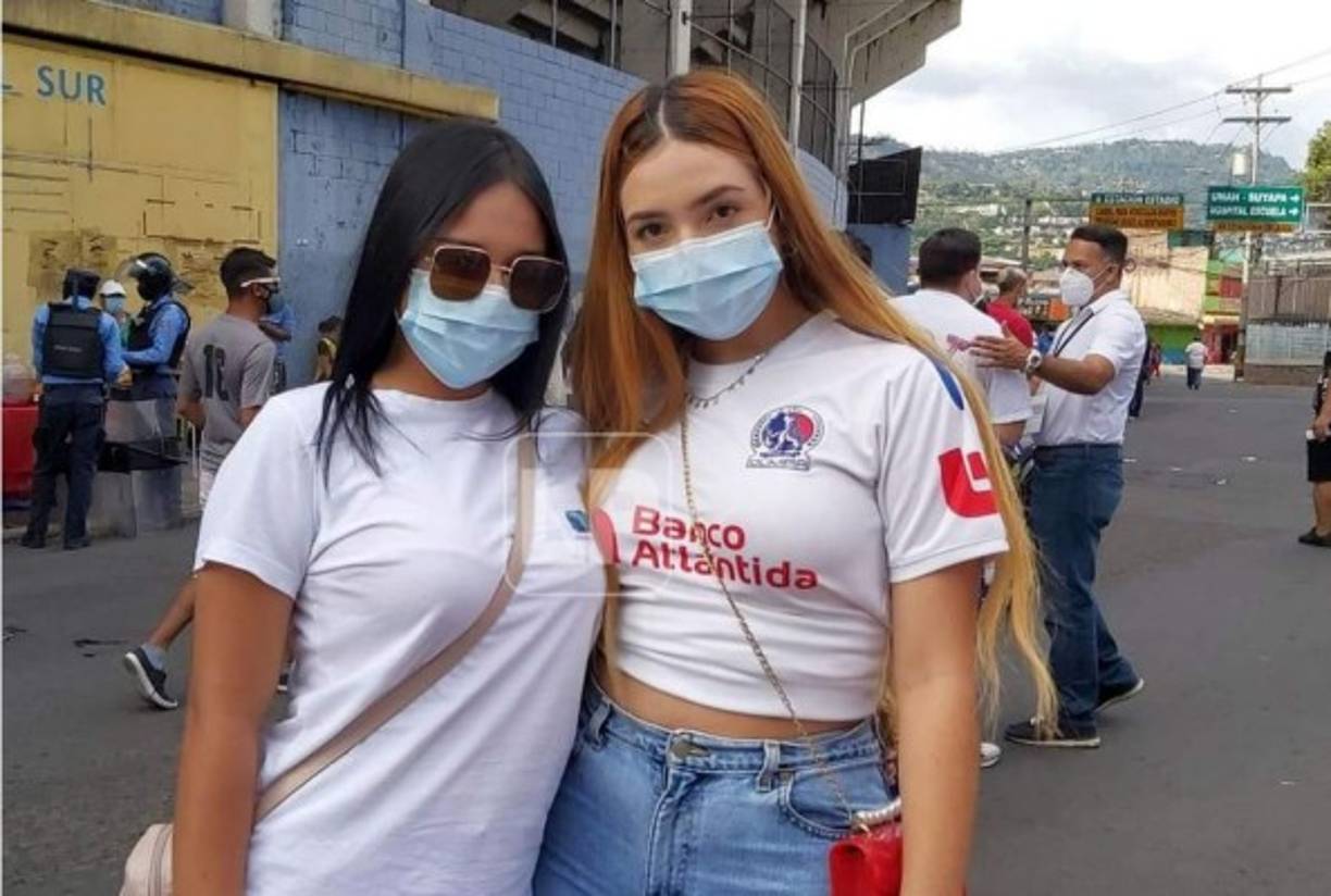 Dos bellas aficionadas olimpistas en las afueras del estadio Nacional.