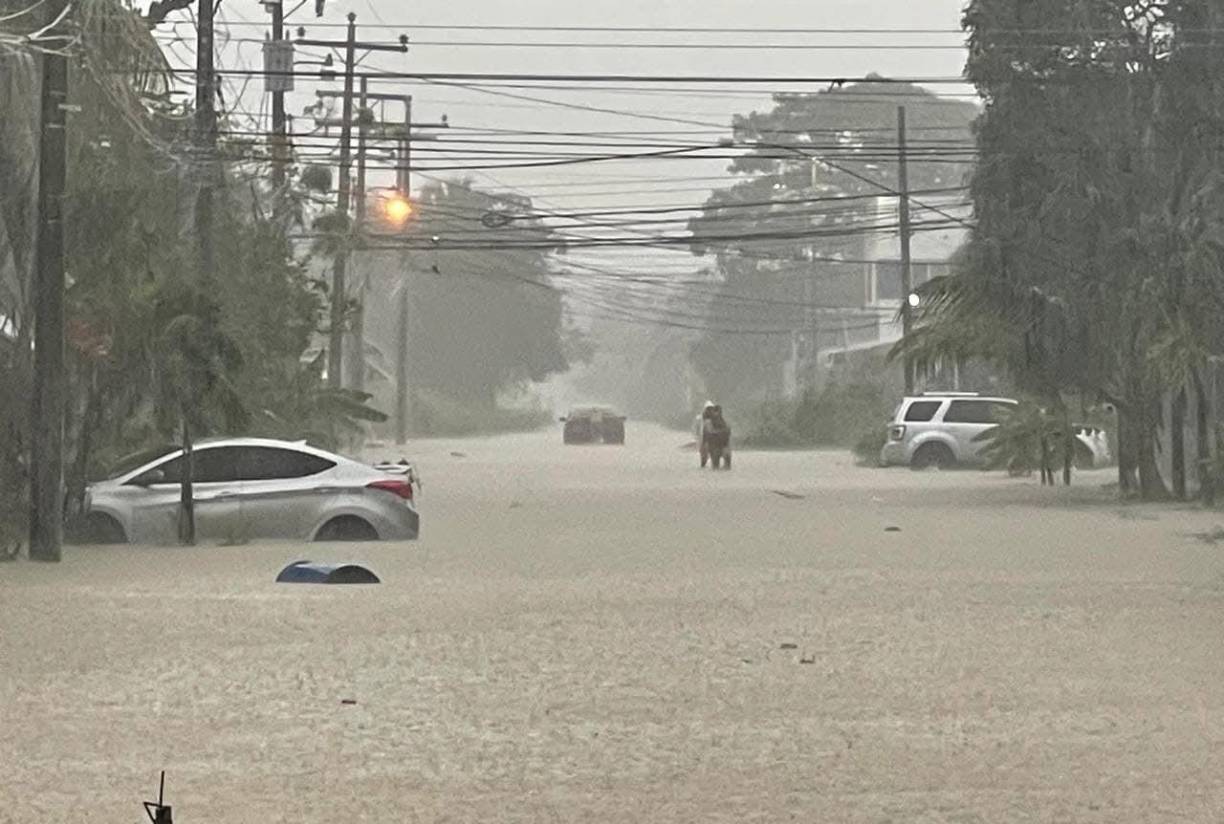 Las autoridades de contingencias llaman a la población a evitar exponerse al peligro ante inundaciones, derrumbes y crecidas de ríos. 
