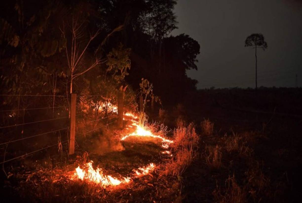 Tan solo el fin de semana se registraron 1,113 nuevos incendios y en lo que va de año ya se reportaron 80,626 en todo Brasil, un 78% más que en el mismo periodo de 2018, según datos del Instituto Nacional de Investigación Espacial (INPE). Más de la mitad queman la región amazónica.